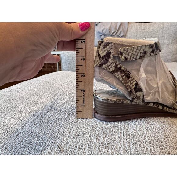 Vince Camuto Resensa Oatmeal Multi Snake Exotic Beige Wedge Shoe Sandal Sz 8W - Picture 6 of 10